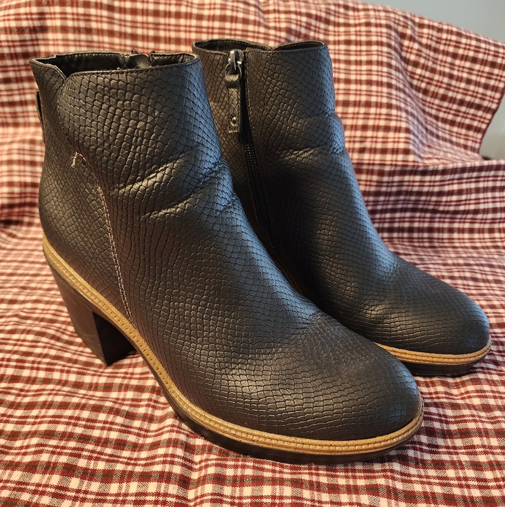 Dr. Scholl's Textured Black Heeled Boots